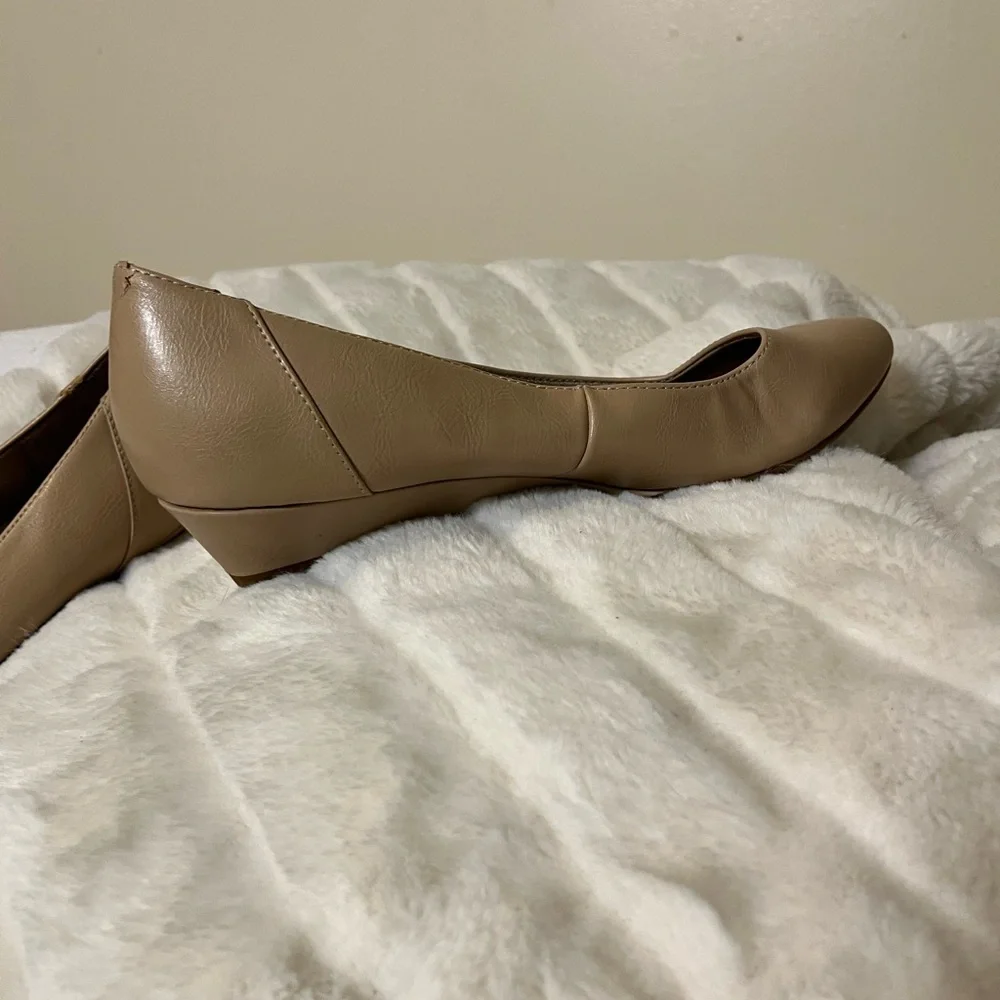 Lifestride Flex Spark 10M Nude Leather Kitten Wedge Workwear Office Summer Work